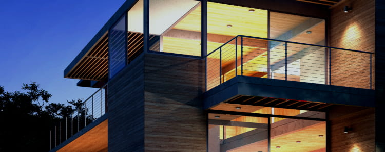 紙に書き込むためにペンを持つ人物の画像