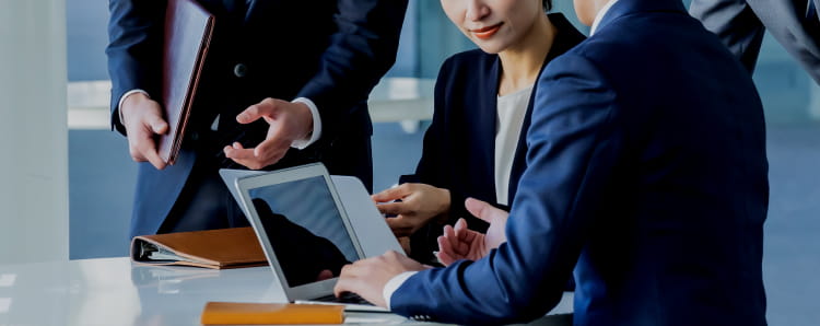 オフィス内でミーティングをしている画像