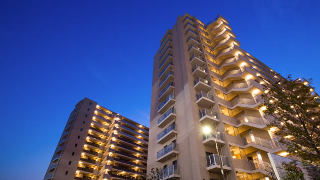 高層ビルが都市の景観にそびえ立っている画像