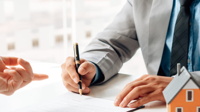 クライアントと契約を交わす不動産エージェントのシーン