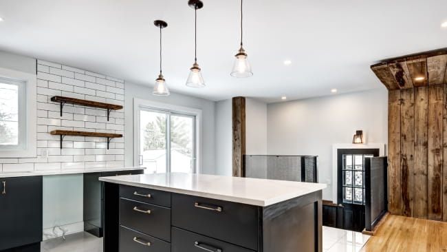 黒いキャビネットと白いカウンタートップのあるキッチンの画像