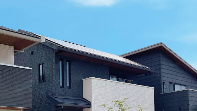 屋根に太陽光パネルが設置された家の外観