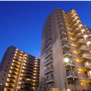 高いビルがそびえ立っている様子を示す画像